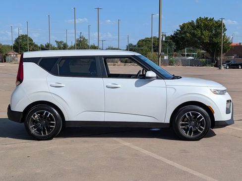 Used 2020 Kia Soul LX FWD image 2