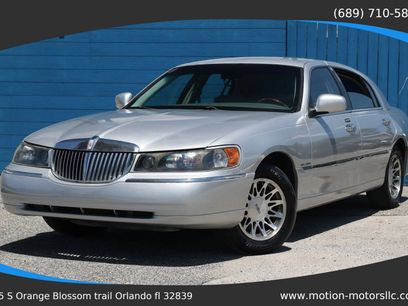 Used 2001 Lincoln Town Car Signature