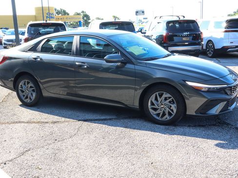 Used 2024 Hyundai Elantra SEL FWD image 3