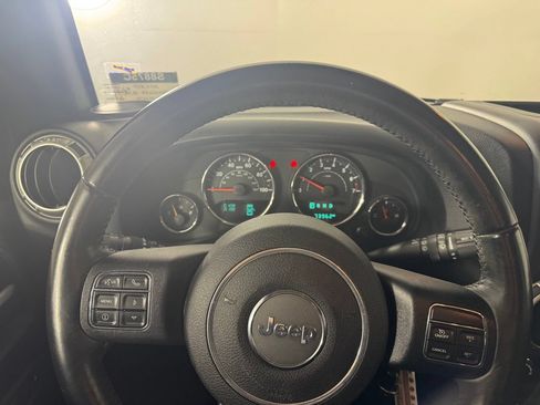 Used 2015 Jeep Wrangler Unlimited Sahara w/ Connectivity Group AWD/4WD image 15