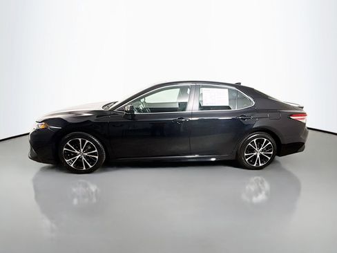 Certified 2019 Toyota Camry SE image 4