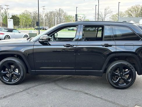 Used 2025 Jeep Grand Cherokee Limited w/ Black Appearance Package image 3