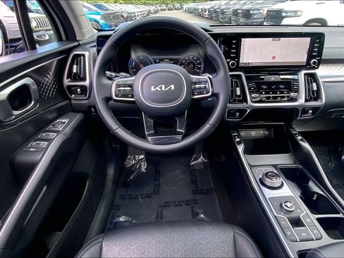 Used 2023 Kia Sorento EX w/ Panoramic Sunroof Package AWD/4WD image 5