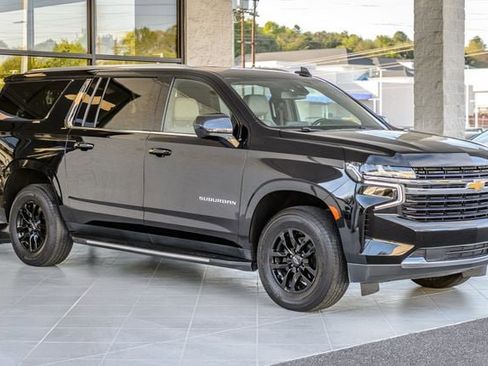 Used 2021 Chevrolet Suburban LT image 4