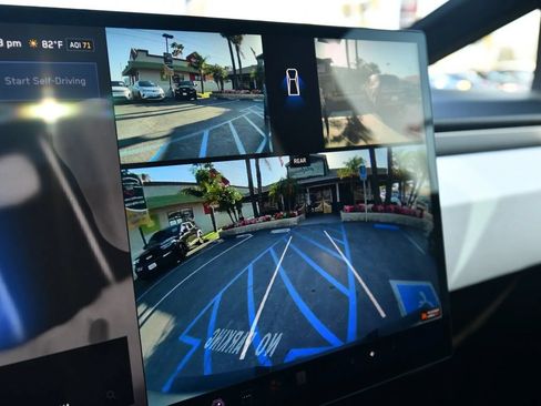 Used 2024 Tesla Cybertruck AWD Crew Cab image 22