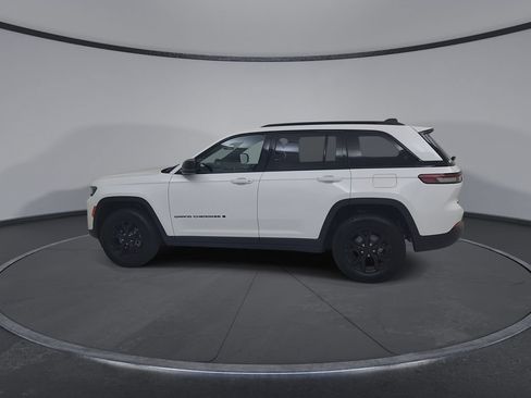 Used 2025 Jeep Grand Cherokee Altitude AWD/4WD image 10