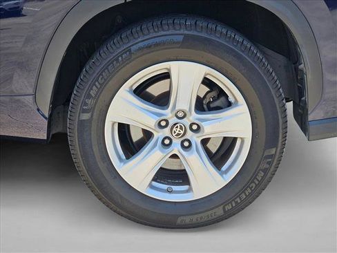 Used 2021 Toyota Highlander LE FWD image 14