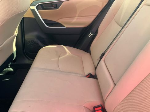 Used 2019 Toyota RAV4 LE w/ Carpet Mat Package image 29