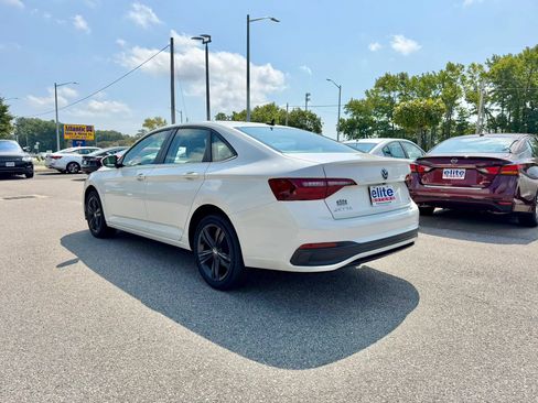 Used 2023 Volkswagen Jetta SE w/ Panoramic Sunroof Package FWD image 5