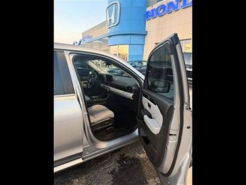 Used 2025 Honda Pilot EX-L image 11