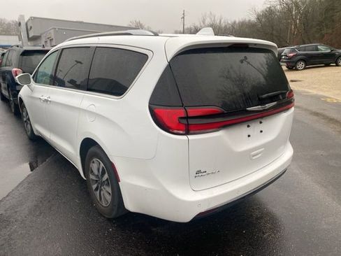 Used 2021 Chrysler Pacifica Touring-L w/ Uconnect Theater Family Group image 8