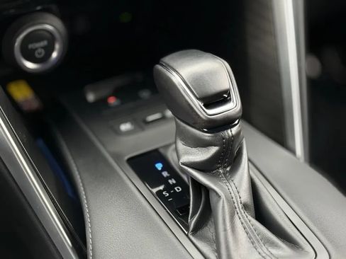 Used 2024 Toyota Venza XLE image 31