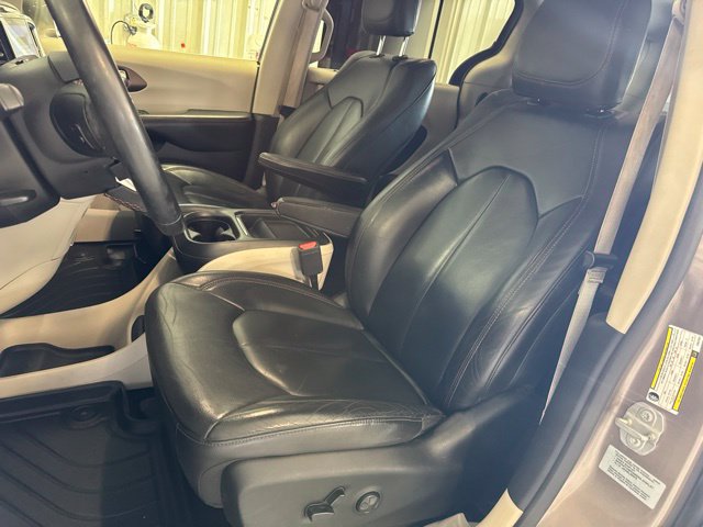 Used 2017 Chrysler Pacifica Touring-L FWD image 37