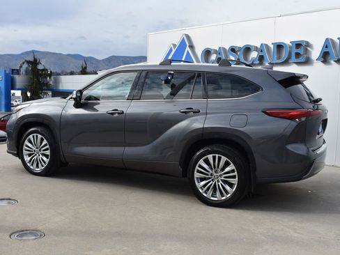 Used 2023 Toyota Highlander Platinum image 5