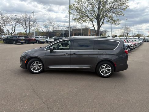 Used 2017 Chrysler Pacifica Touring-L Plus w/ Advanced Safetytec Group FWD image 3