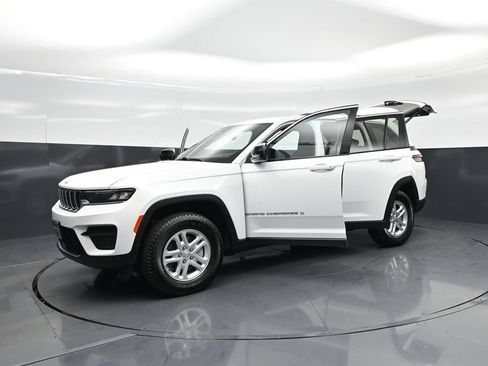 Used 2025 Jeep Grand Cherokee Laredo w/ Luxury Tech Group I AWD/4WD image 24