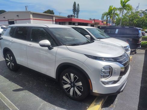 Used 2025 Mitsubishi Outlander SE AWD/4WD image 2