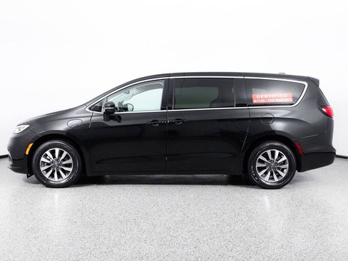 Used 2022 Chrysler Pacifica Touring-L FWD image 5