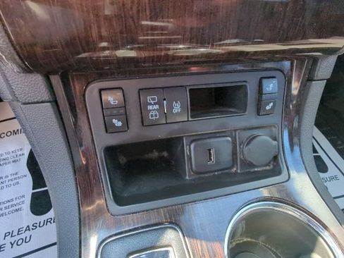 Used 2017 Chevrolet Traverse LT w/ Style and Technology Package FWD image 18