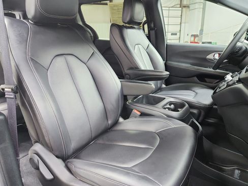 Used 2025 Chrysler Pacifica Select FWD image 46