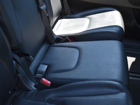 Used 2025 Kia Carnival FWD image 30