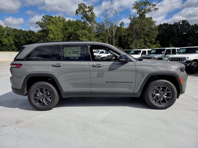 New 2027 Jeep Grand Cherokee Altitude RWD image 10