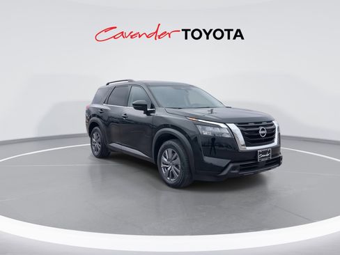 Used 2025 Nissan Pathfinder SV image 2