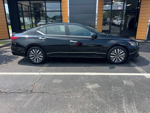 Used 2025 Nissan Altima 2.5 SV FWD image 2