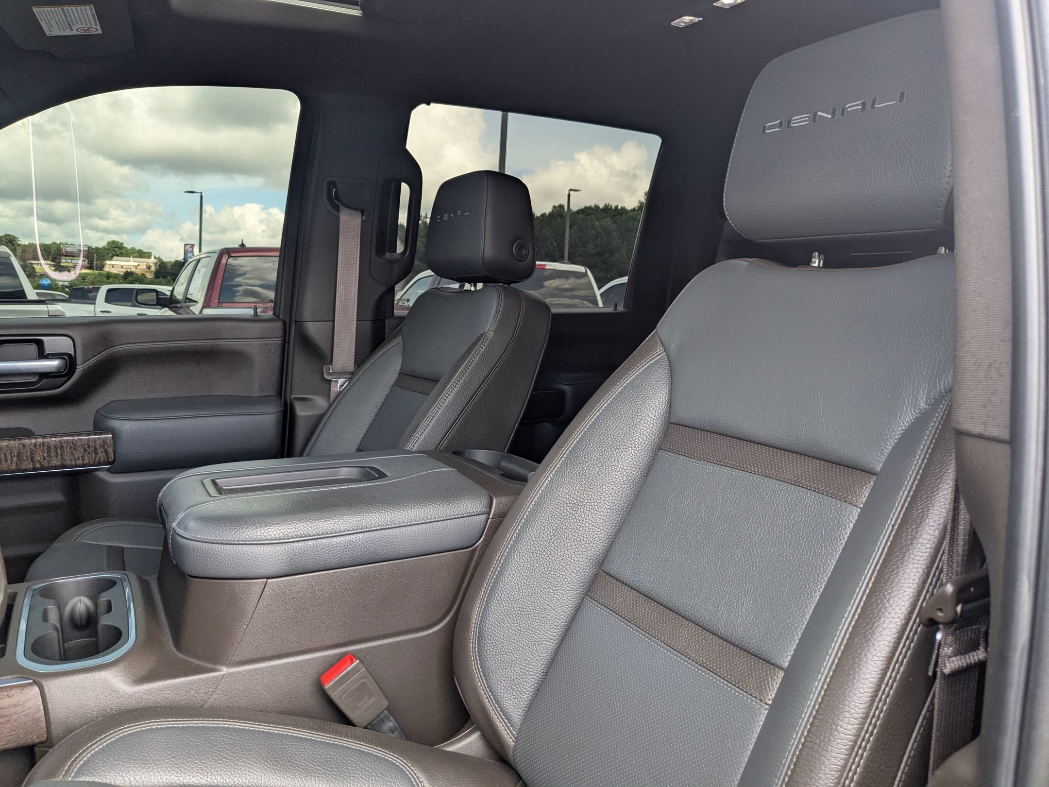 Used 2021 GMC Sierra 2500 Denali w/ Denali Black Diamond Edition AWD/4WD image 15