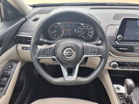 Used 2025 Nissan Altima 2.5 SV FWD image 21