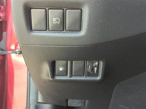 Used 2018 Toyota C-HR XLE FWD image 11