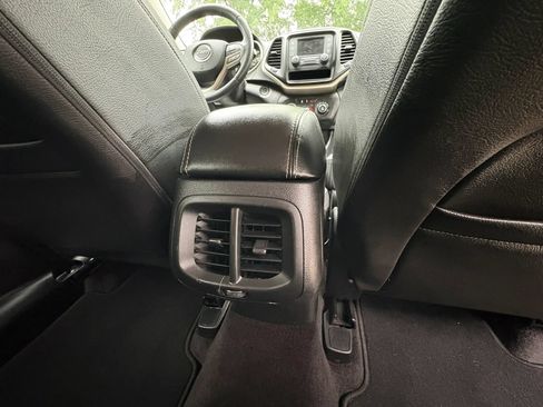 Used 2017 Jeep Cherokee Sport FWD image 16