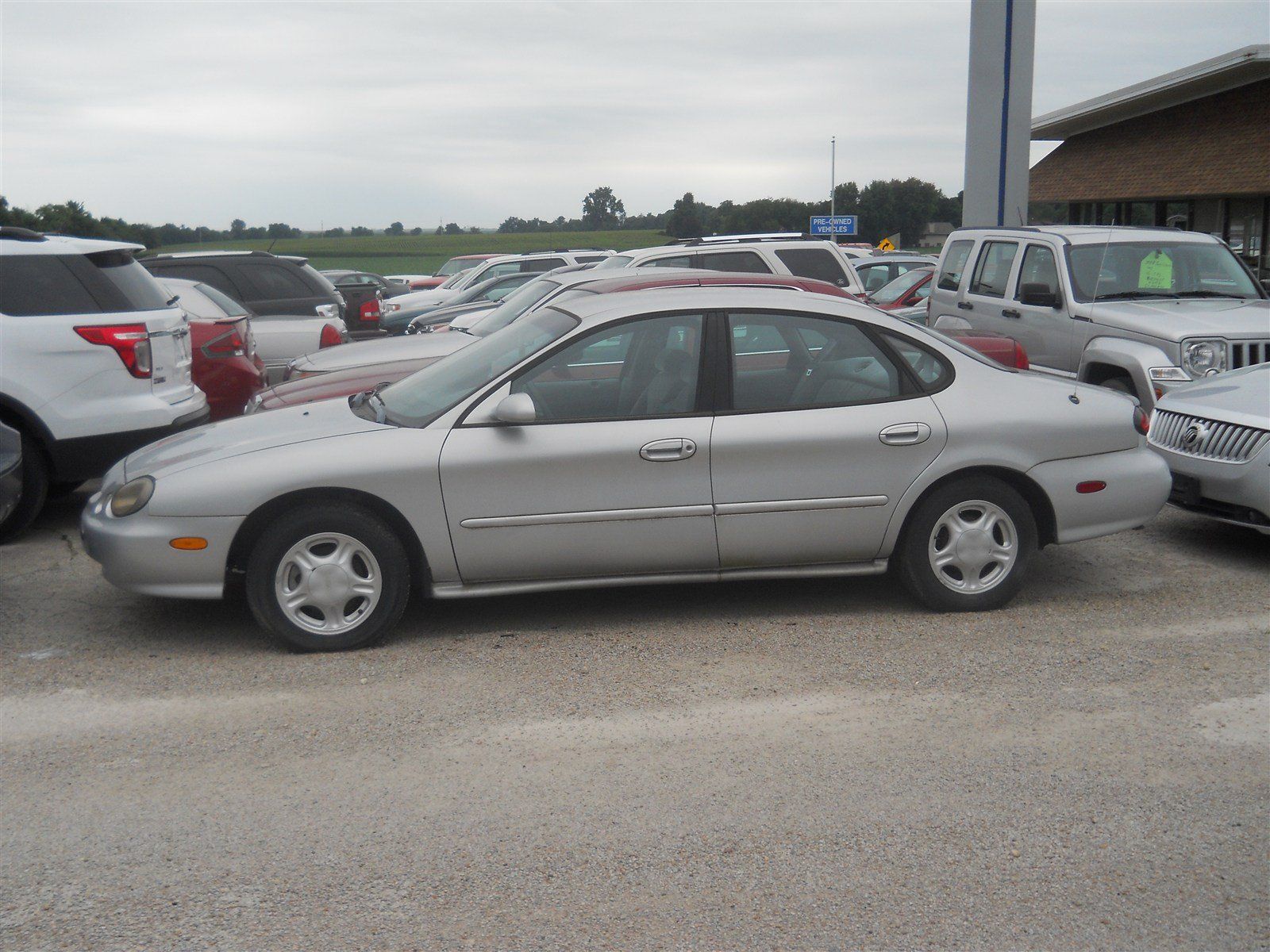 Used 1998 Ford Taurus SE FWD image 2