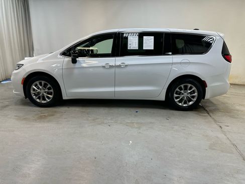 Used 2026 Chrysler Pacifica Limited FWD image 11