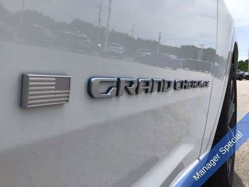 Used 2024 Jeep Grand Cherokee Overland w/ Luxury Tech Group IV AWD/4WD image 16