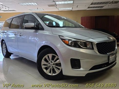 Used 2017 Kia Sedona LX w/ LX Essentials Premium Package FWD image 1