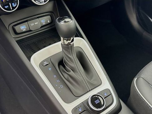Used 2025 Hyundai Venue Limited FWD image 26