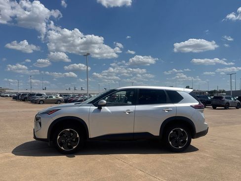 Certified 2025 Nissan Rogue SV FWD image 12