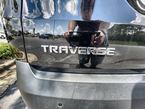 Used 2022 Chevrolet Traverse LT FWD image 30