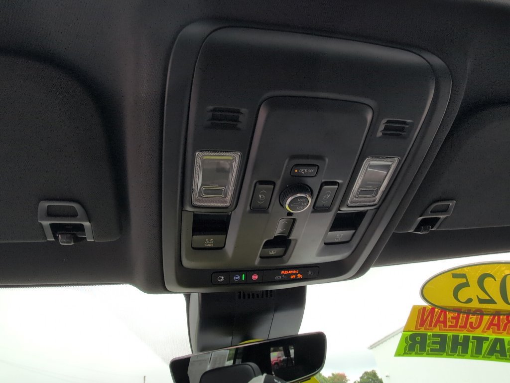 Used 2025 Chevrolet Suburban High Country AWD/4WD image 26