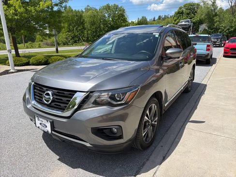 Used 2017 Nissan Pathfinder Platinum w/ Family Entertainment Package AWD/4WD image 3