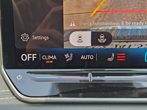 New 2025 Volkswagen Tiguan SE image 14