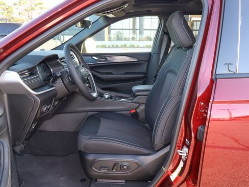 New 2025 Jeep Grand Cherokee Laredo X w/ Luxury Tech Group I image 13