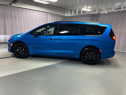 New 2027 Chrysler Pacifica Select FWD image 4