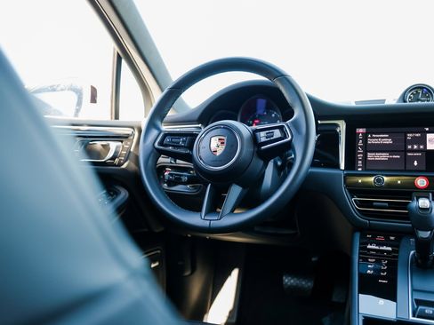 Certified 2025 Porsche Macan image 25