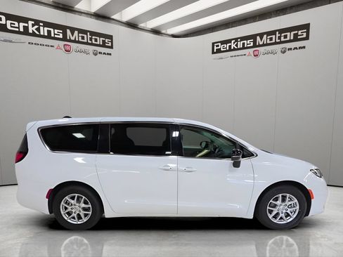 Used 2024 Chrysler Pacifica Touring-L FWD image 6