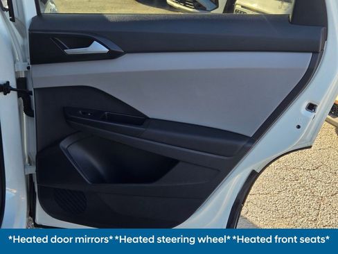 Used 2023 Volkswagen Taos SE w/ Panoramic Sunroof Package image 15