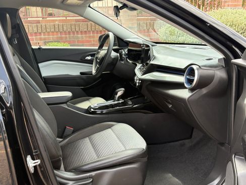 Used 2025 Chevrolet Trax LT FWD image 11