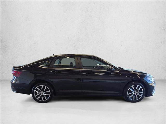 Used 2025 Volkswagen Jetta SE FWD image 4