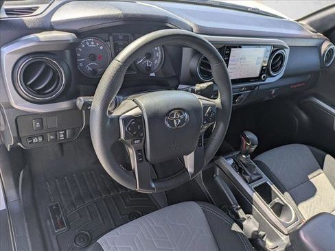 Used 2020 Toyota Tacoma TRD Off-Road w/ Technology Package AWD/4WD image 9